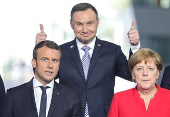 Szczęśliwy Andrzej Duda pozuje do zdjęć z Trumpem, Merkel i Macronem...