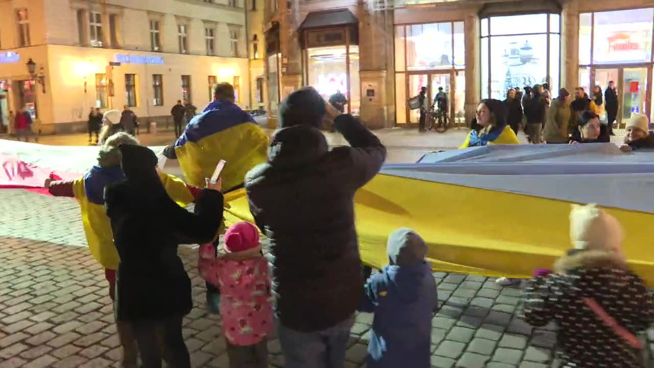 W geście solidarności z Ukrainą wrocławski rynek “oplotły” dwie 40-metrowe flagi