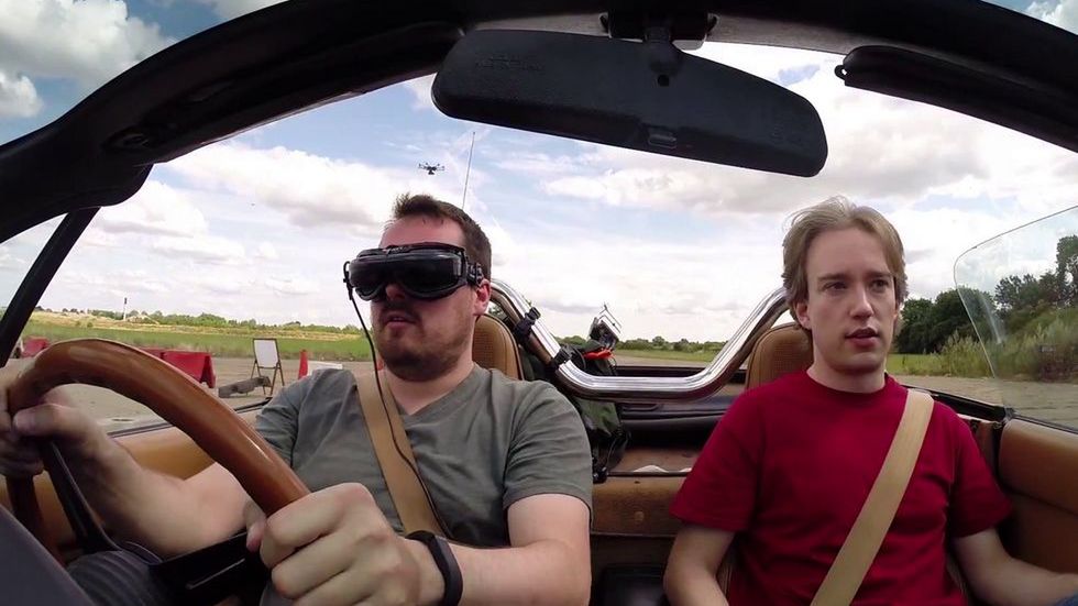 Gra na żywo: kierowca prowadzi, widząc drogę z perspektywy trzeciej osoby! 1