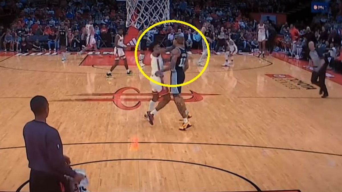 YouTube / NBA / Na zdjęciu: Jeremy Sochan podczas przepychanki z rywalem