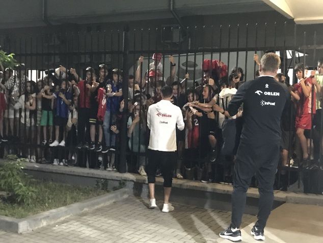 Robert Lewandowski rozdający autografy