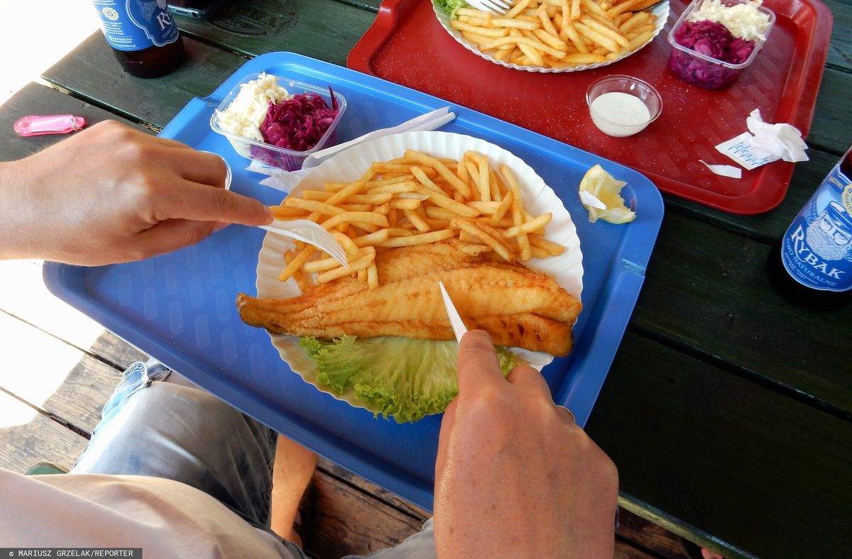 Turyści nad polskim morzem chętnie jedzą smażone ryby