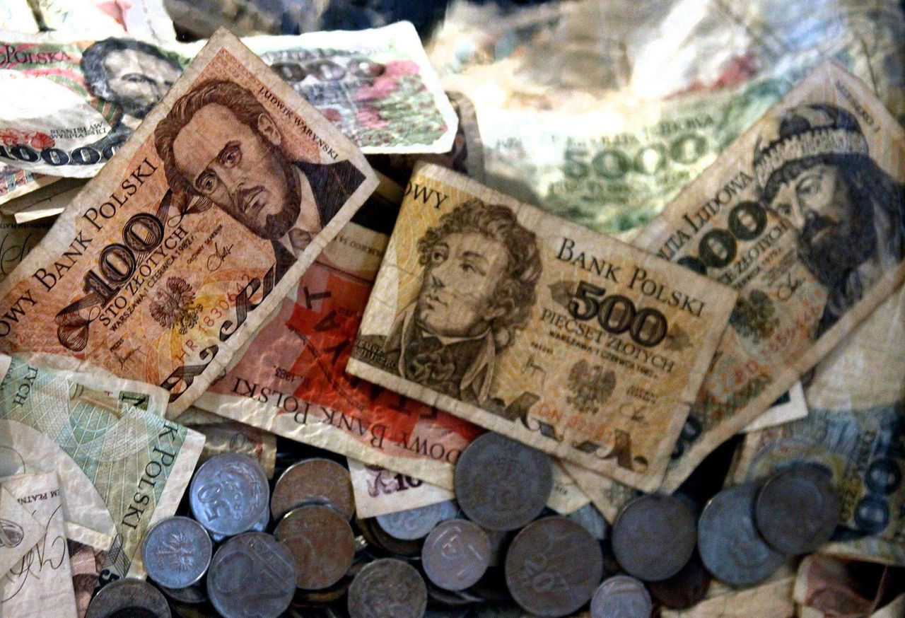 Kolekcjonerzy polują na te pieniądze z czasów PRL. Niektóre stare banknoty i monety warte są krocie