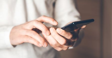 Telefon o wypadku bliskiej osoby. 77-latka uwierzyła oszustom