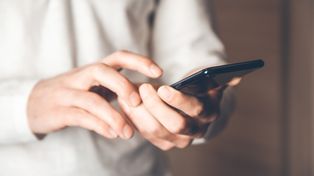 Telefon o wypadku bliskiej osoby. 77-latka uwierzyła oszustom