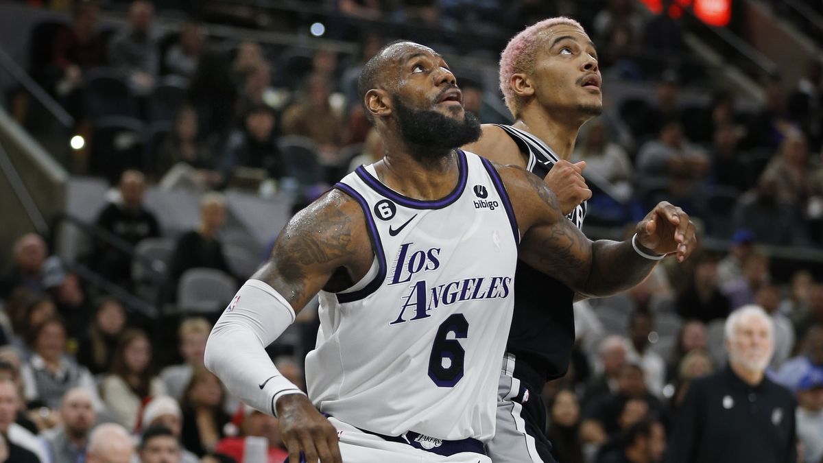 Getty Images / Ronald Cortes / Na zdjęciu: LeBron James (z lewej) i Jeremy Sochan