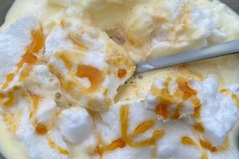 To bardzo stary przepis. Lata świetności miał w PRL-u, ale dziś coraz częściej gości na stołach