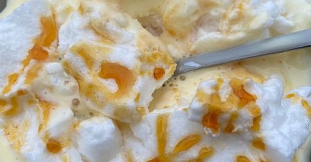 To bardzo stary przepis. Lata świetności miał w PRL-u, ale dziś coraz częściej gości na stołach