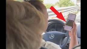Jechali taksówką w Neapolu. Kierowca nagle wyjął telefon