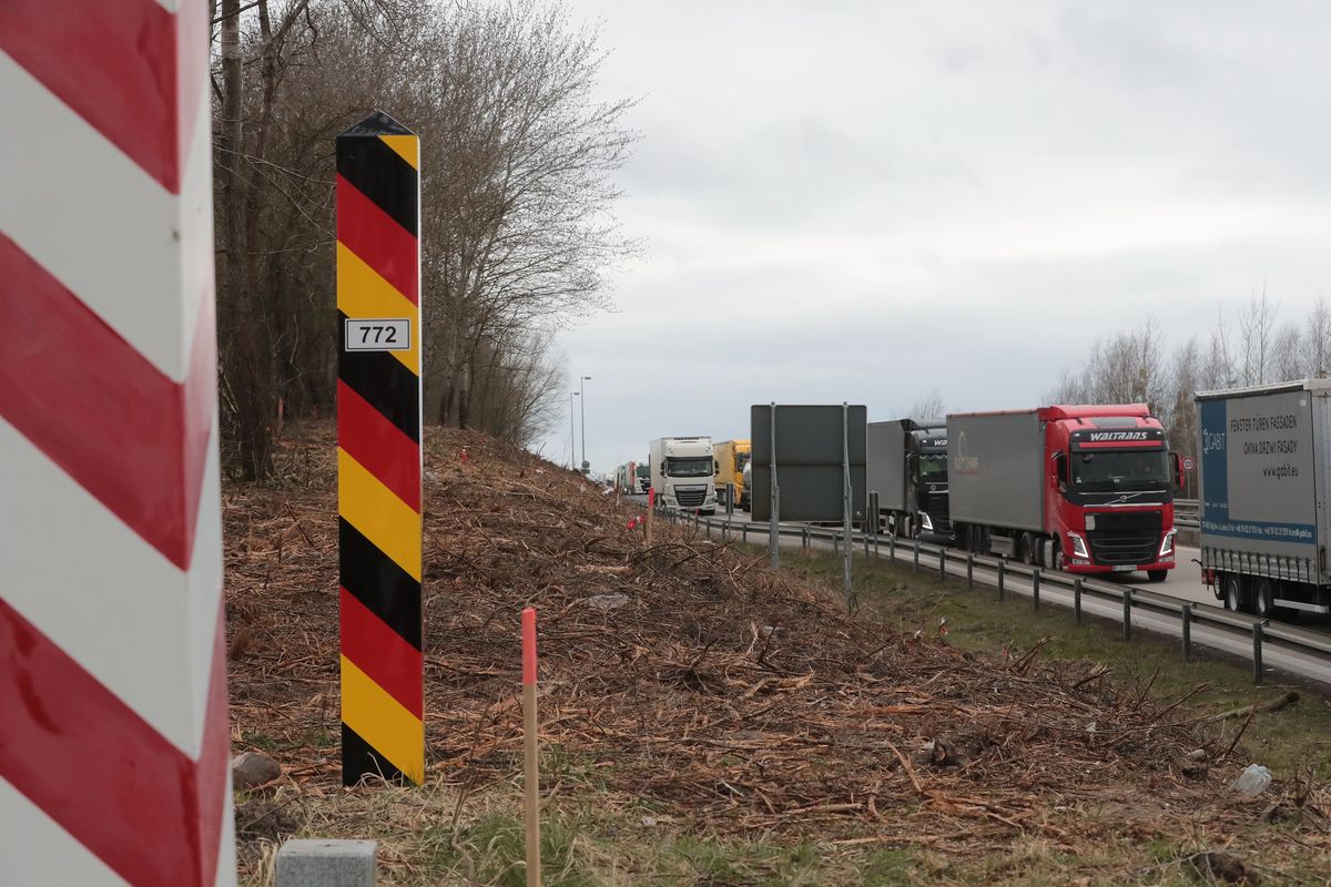 Polak chciał uniknąć kwarantanny. Na granicy schował się pod kocem