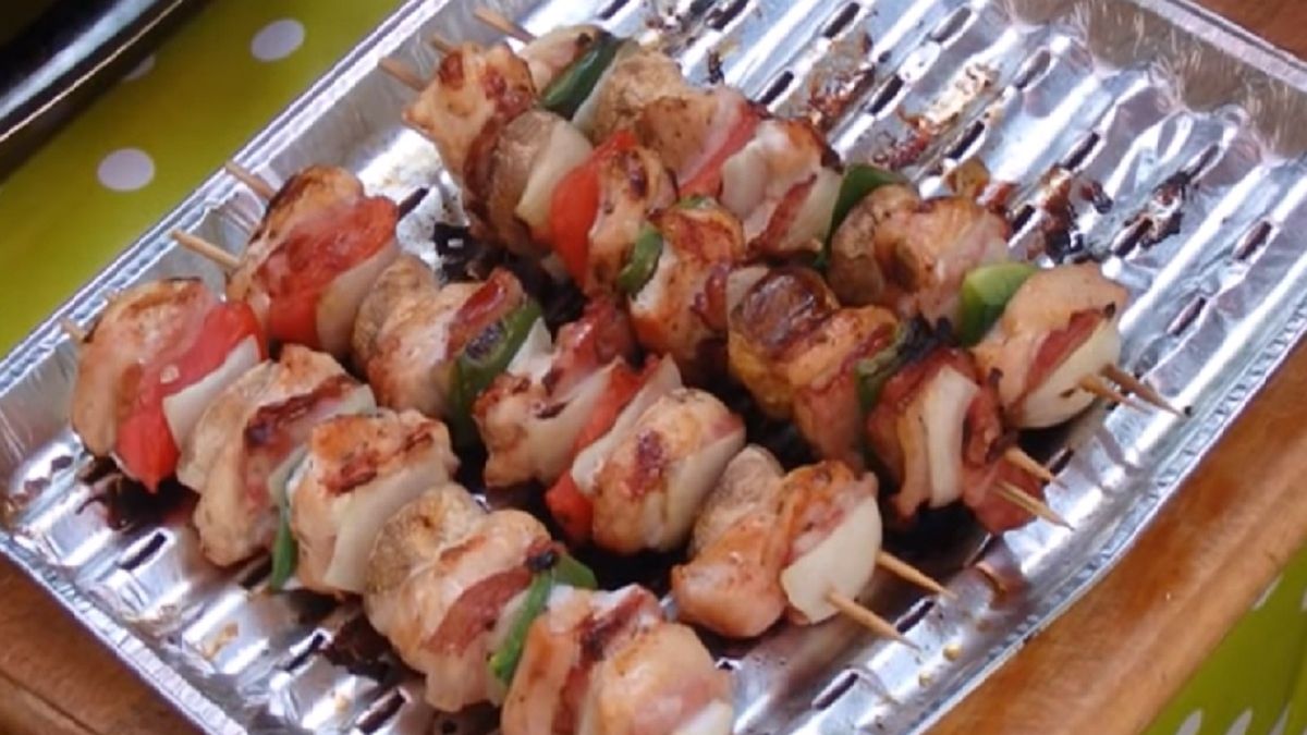 Szaszłyki z kurczakiem, cukinią i papryką to idealne danie na grilla. Przygotujesz je w 20 minut!