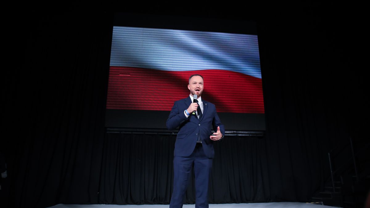 Warszawa, 15.10.2023. Wybory parlamentarne 2023. Kandydat Konfederacji do Sejmu Witold Tumanowicz przemawia w sztabie wyborczym Konfederacji w Warszawie, 15 bm. Zakończyły się wybory parlamentarne. Zakończyły się wybory parlamentarne. PiS wygrało niedzielne wybory do Sejmu z wynikiem 36,8 proc. (aldg) PAP/Albert Zawada