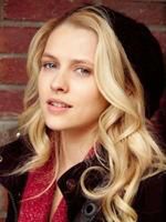 Teresa Palmer trzyma Alice Bragę w bagażniku