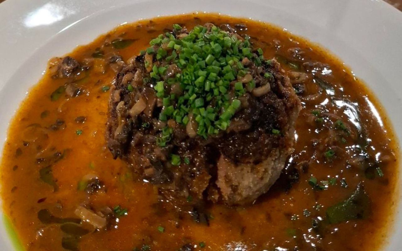 W PRL-u był hitem na stołówkach. Teraz podają go ze ślimakami w kosmicznej cenie