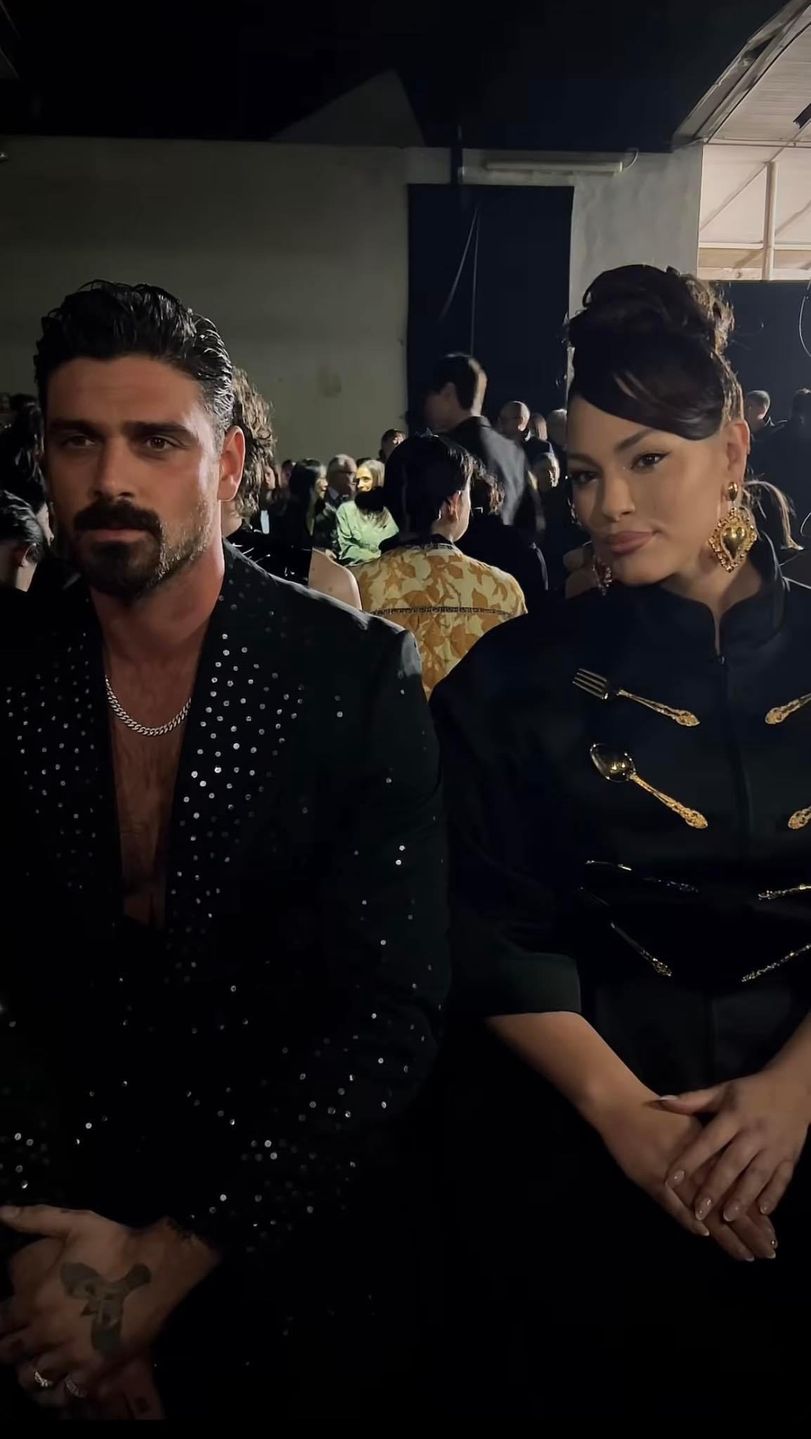 Michele Morrone błyszczy na pokazie Moschino w Mediolanie