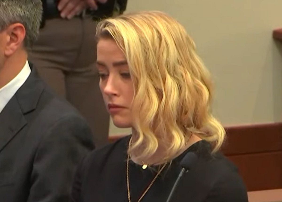 Amber Heard podczas odczytywania wyroku