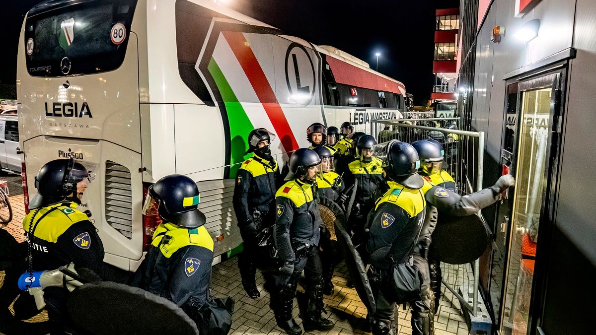 Zdjęcie okładkowe artykułu: Getty Images / Marcel van Dorst/NurPhoto / Na zdjęciu: holenderska policja i autokar Legii