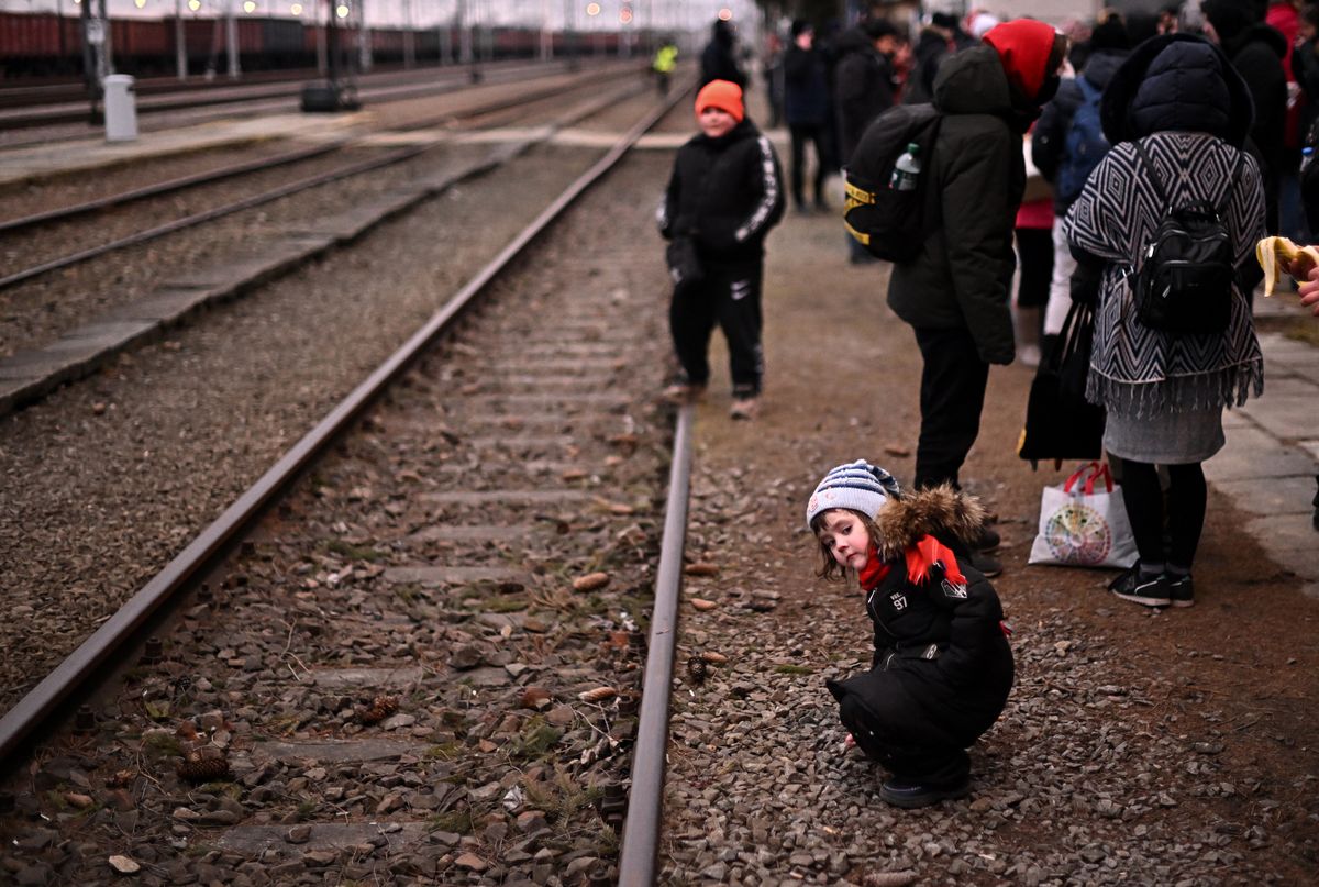 Dzieci na przejściu granicznym w Medyce, początek marca 2022 r. (Wally Skalij/Los Angeles Times via Getty Images)