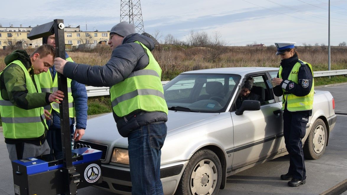 Kierowca z niewłaściwie ustawionymi światłami jest uciążliwy dla kierowców jadących z naprzeciwka i osoby jadącej przed nim. Ta może być oślepiana poprzez wsteczne lusterko