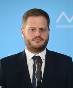 Koronawirus w Polsce. Janusz Cieszyński o respiratorach i maseczkach. "Nie mam kaca moralnego"