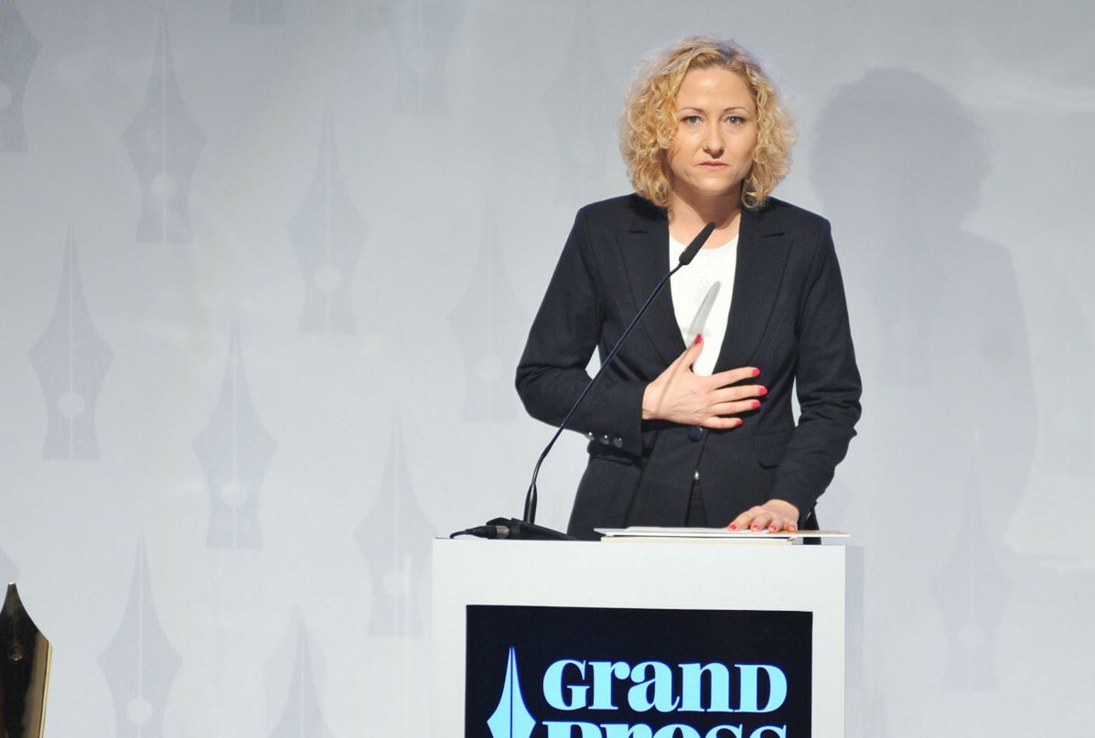 Katarzyna Włodkowska odbiera nagrodę Grand Press za 2017 r. 
