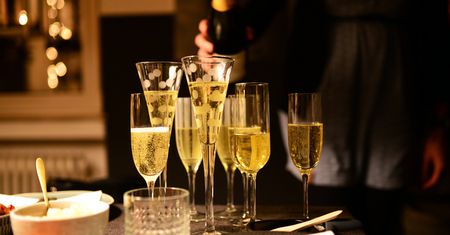Alkohol w święta? Lekarz ostrzega przed "zespołem świątecznego serca"
