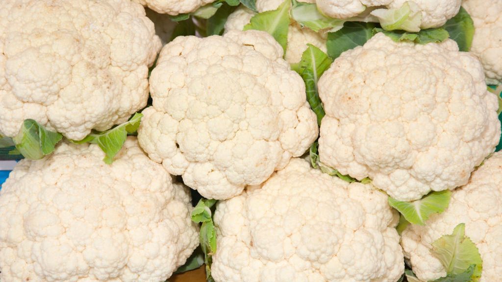 Ludzie obierają kalafiory w Biedronce. Reakcja pracowników