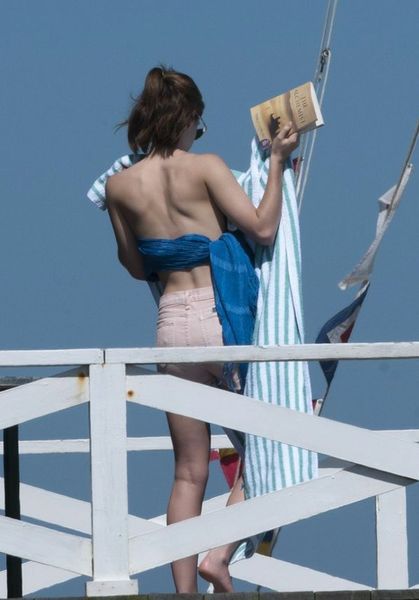 Poza planem filmowym: Emma Watson bez stanika na plaży