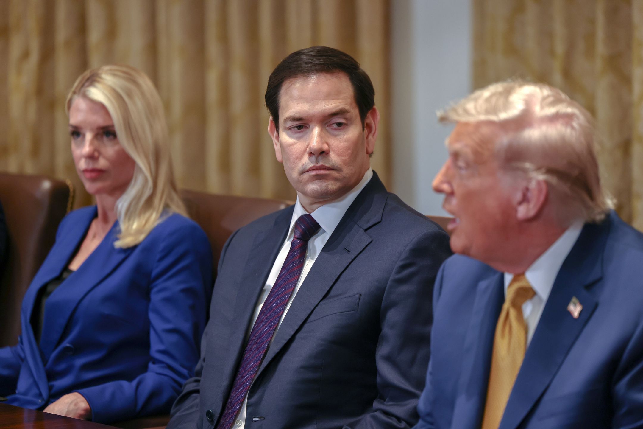 US Attorney General Pam Bondi (L), United States Secretary of State Marco Rubio (C) listen as United States President Donald J Trump gives remarks as they participate in a Cabinet Meeting in the Cabinet Room of the White House in Washington, DC, USA, 08 July 2025. EPA/AARON SCHWARTZ / POOL Dostawca: PAP/EPA.