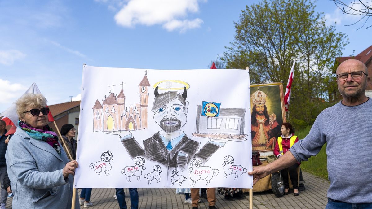 Mieszkańcy Gietrzwałdu, wierni i ekolodzy protestują. 