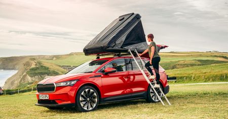 Škoda Enyaq FestEVal przenocuje cztery osoby. Ma też kuchenkę i zlew
