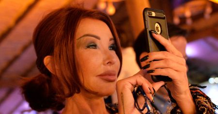 Ewa Minge podkreśla zgrabną figurę w wyciętym kostiumie i WYPINA SIĘ do obiektywu: "Mam i ja, ZDJĘCIE SIEDZISKA" (FOTO)