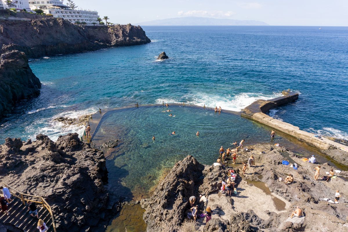 Naturalne baseny Isla Cangrejo są popularną atrakcją Los Gigantes na Teneryfie