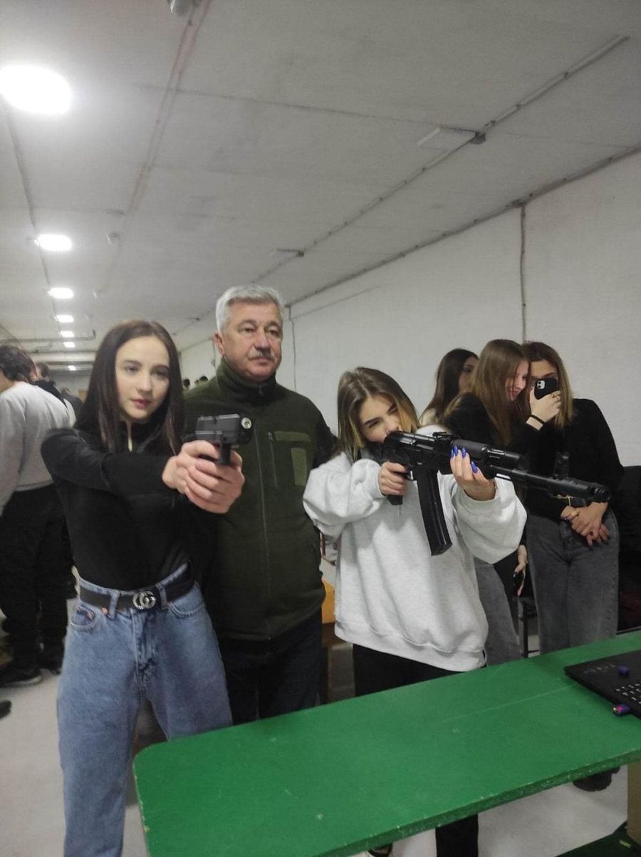 Zajęcia strzeleckie w ukraińskich szkołach