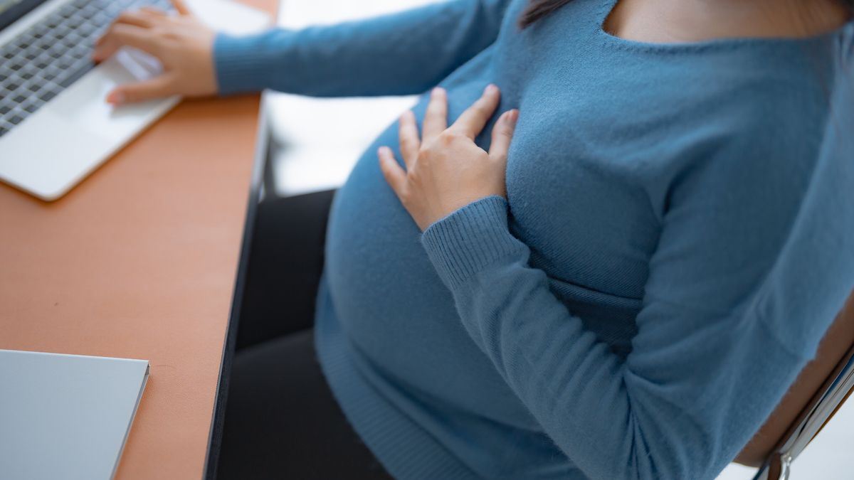 Kobieta w ciąży w pracy