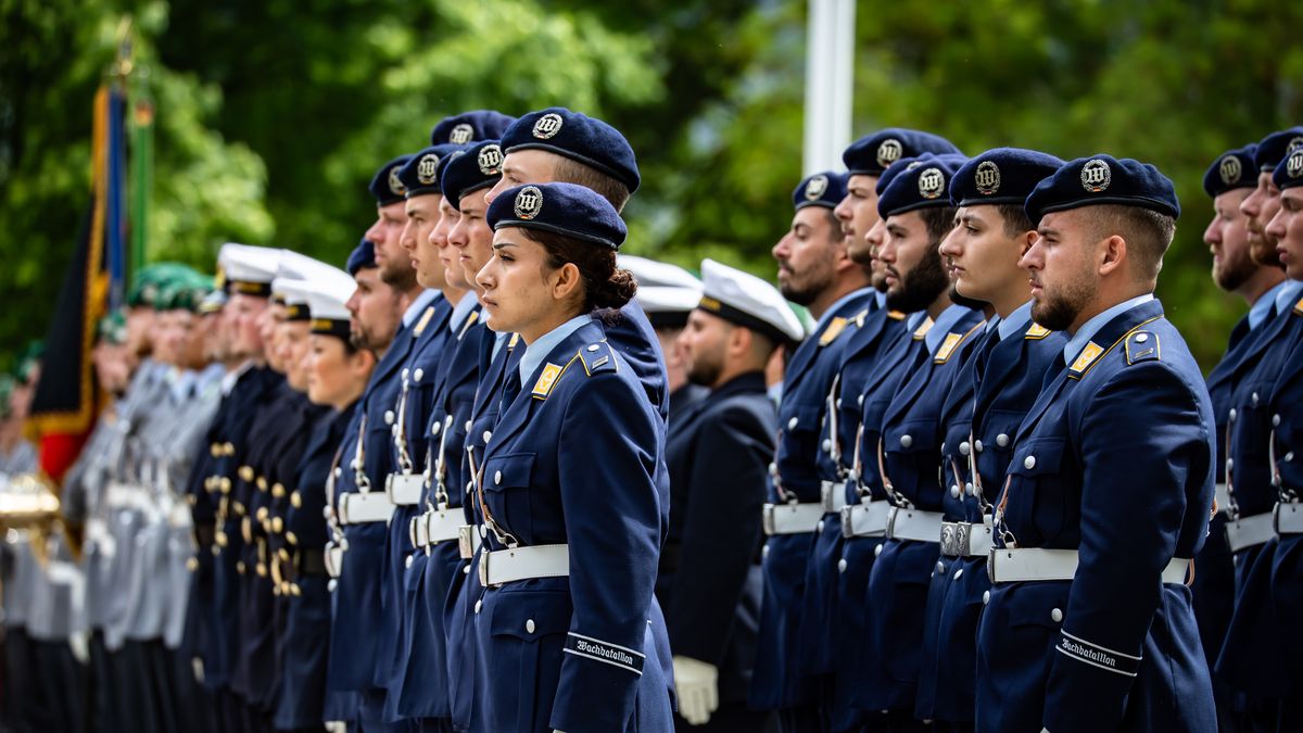 Soldiers of the guard of honour of the German Army await the arrival of German Chancellor Friedrich Merz and Ukrainian President Volodymyr Zelensky at the Chancellery in Berlin, Germany, on May 28, 2025. (Photo by Emmanuele Contini/NurPhoto via Getty Images)
