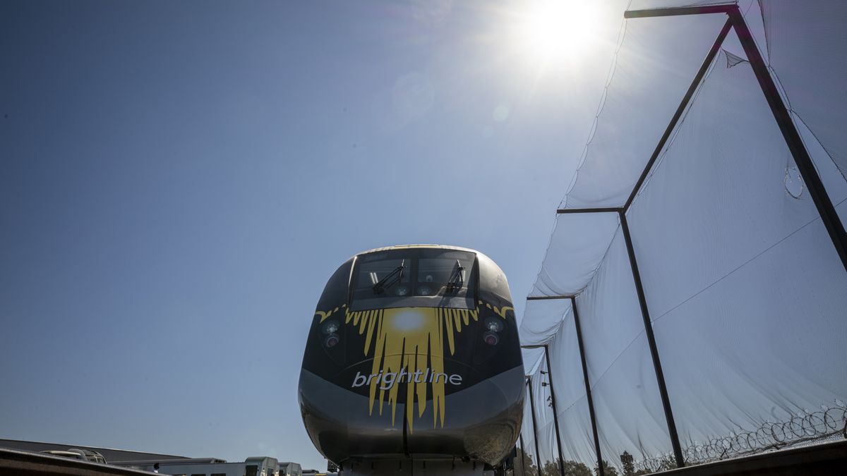 Na zdjęciu ekspresowy pociąg międzymiastowy na trasie kolejowej Brightline