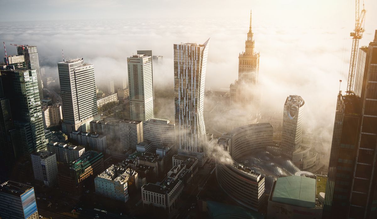 Wieżowce Warszawy we mgle