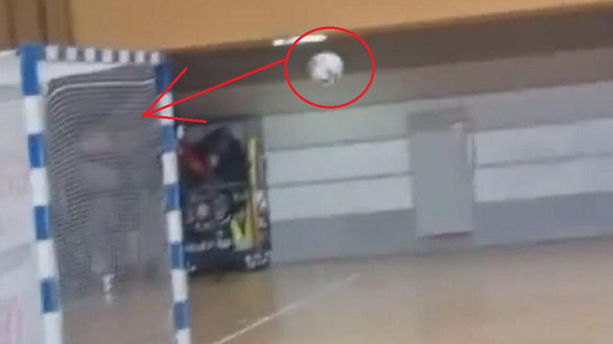 Piłka zmierzająca do pustej bramki