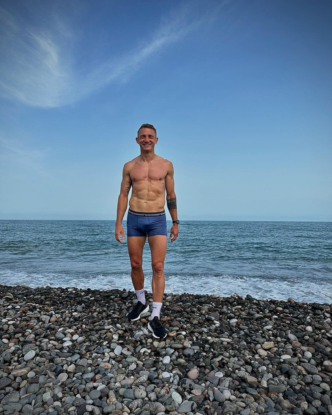 Jakub Rzeźniczak pręży muskuły, a fanka porównuje go do Craiga