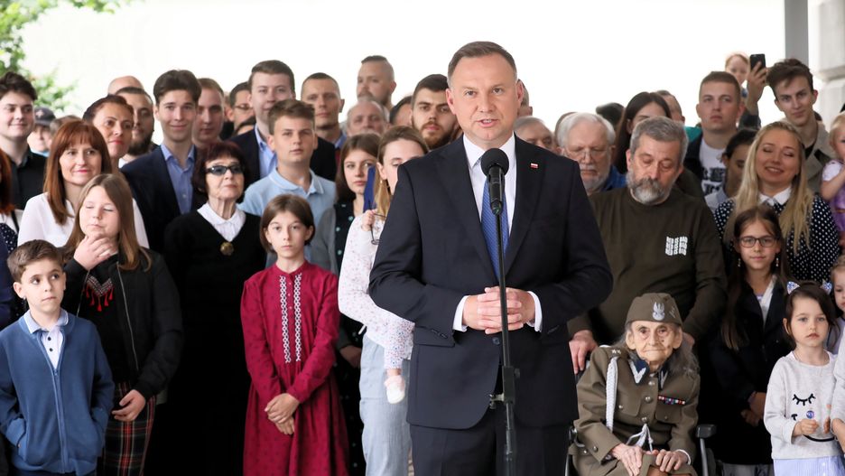 Warszawa, 08.07.2020. Prezydent RP Andrzej Duda (C) podczas wypowiedzi dla mediów, 8 bm. w Ogrodach Pałacu Prezydenckiego w Warszawie. (sko) PAP/Leszek Szymański