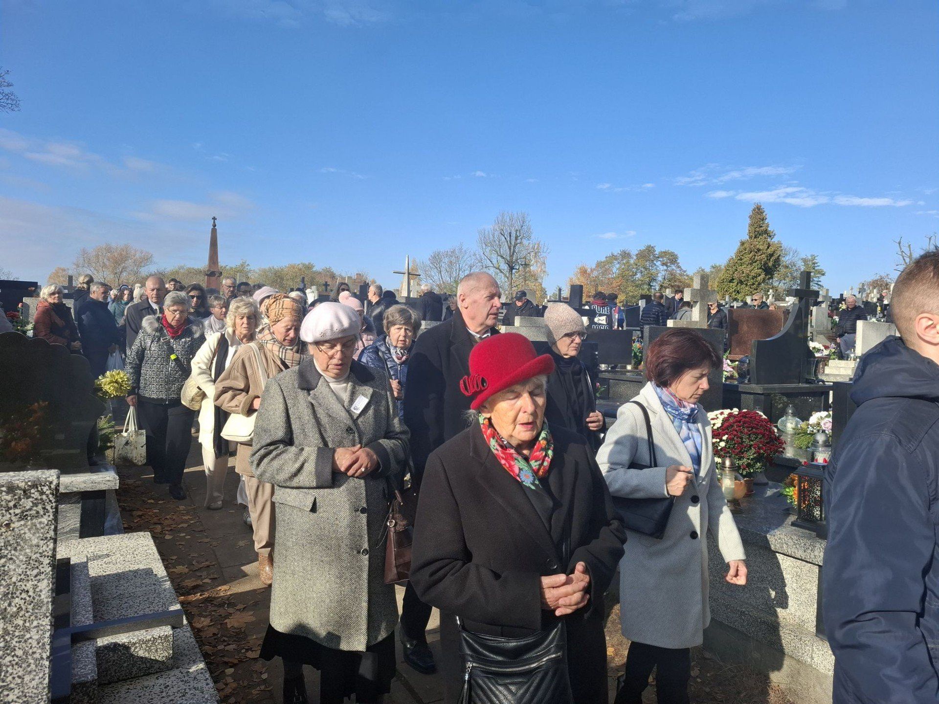 Cmentarz Nowy w Kielcach odwiedziło 1 listopada mnóstwo ludzi.