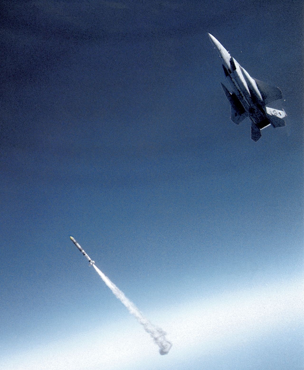 Pocisk antysatelitarny ASM-135 ASAT po starcie z F-15