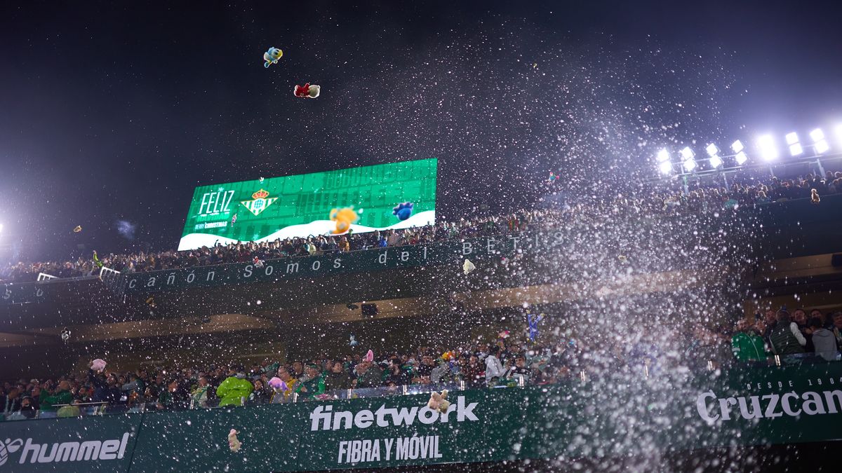 SEVILLE, SPAIN - DECEMBER 29: Fans of Real Betis throw stuffed animals on to the pitch for charity at half time during the LaLiga Santander match between Real Betis and Athletic Club at Estadio Benito Villamarin on December 29, 2022 in Seville, Spain. (Photo by Fran Santiago/Getty Images)