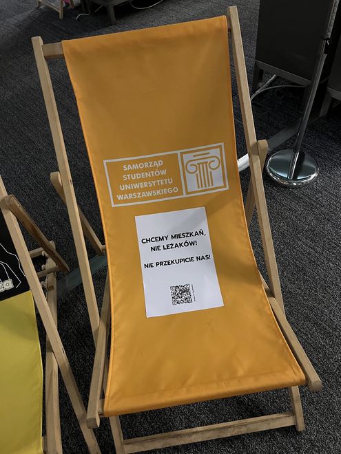 "Władze uczelni próbują nas dziś przekupić przekąskami i leżakami"