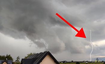 Nagrał uderzenie pioruna. "Bliskie wyładowania doziemne"