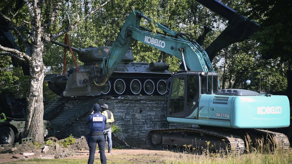 Usuwanie sowieckiego czo?gu z pomnika w Estonii
Workers remove a Soviet T-34 tank installed as a monument in Narva, Estonia, Tuesday, Aug. 16, 2022. Estonia's government said Tuesday it has decided to remove a Soviet monument in a border town sitting in the Baltic country's Russian-speaking part, with the prime minister saying the reason for the dismantling is that it represents a risk for public order. (AP Photo/Sergei Stepanov)
AP