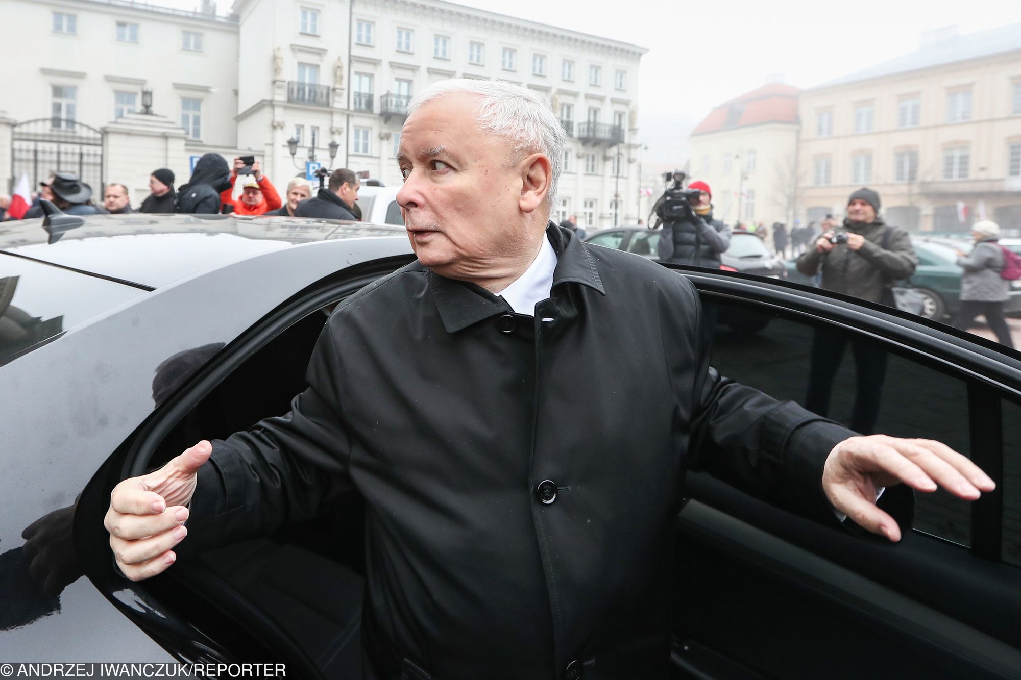 Pan Krzysztof Zarabia Miesięcznie 3500 Zł Kierowca Kaczyńskiego zarabia jak premier. 16 tys. zł miesięcznie - WP