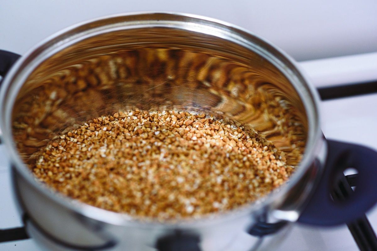 Grandma's secret method of wrapping a pot in a quilt when cooking buckwheat groats