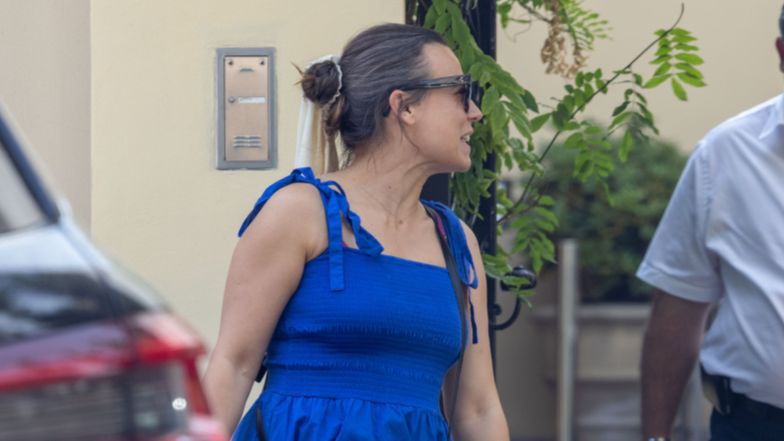 Anna Mucha wychodzi z restauracji